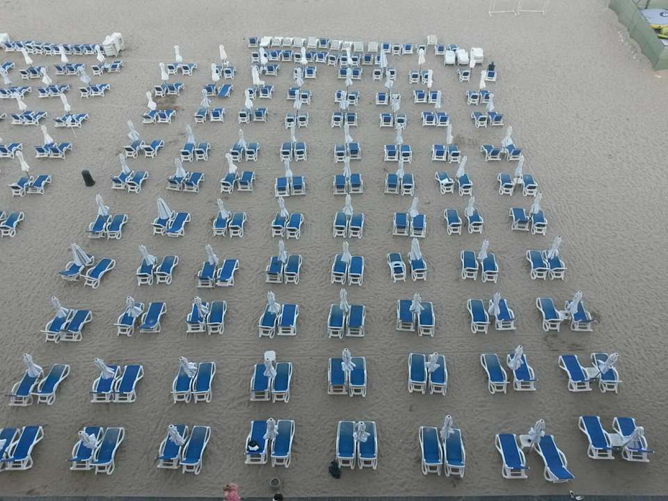 Leżaki na plaży Sol Luna Bay