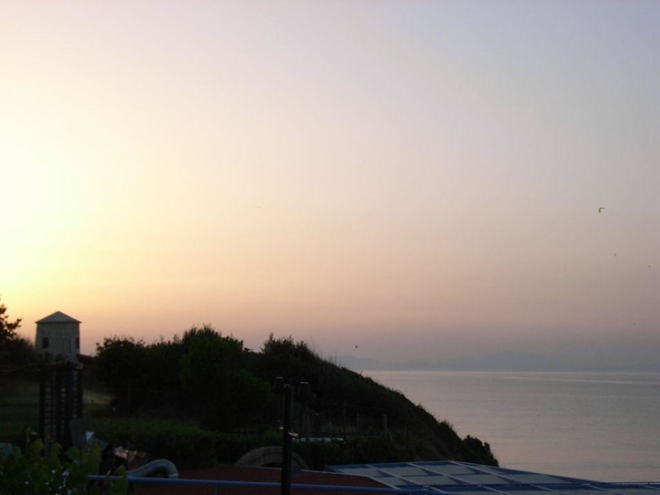 Abendlicher Ausblick von der Hotelbar Niforeika Beach Hotel & Bungalows