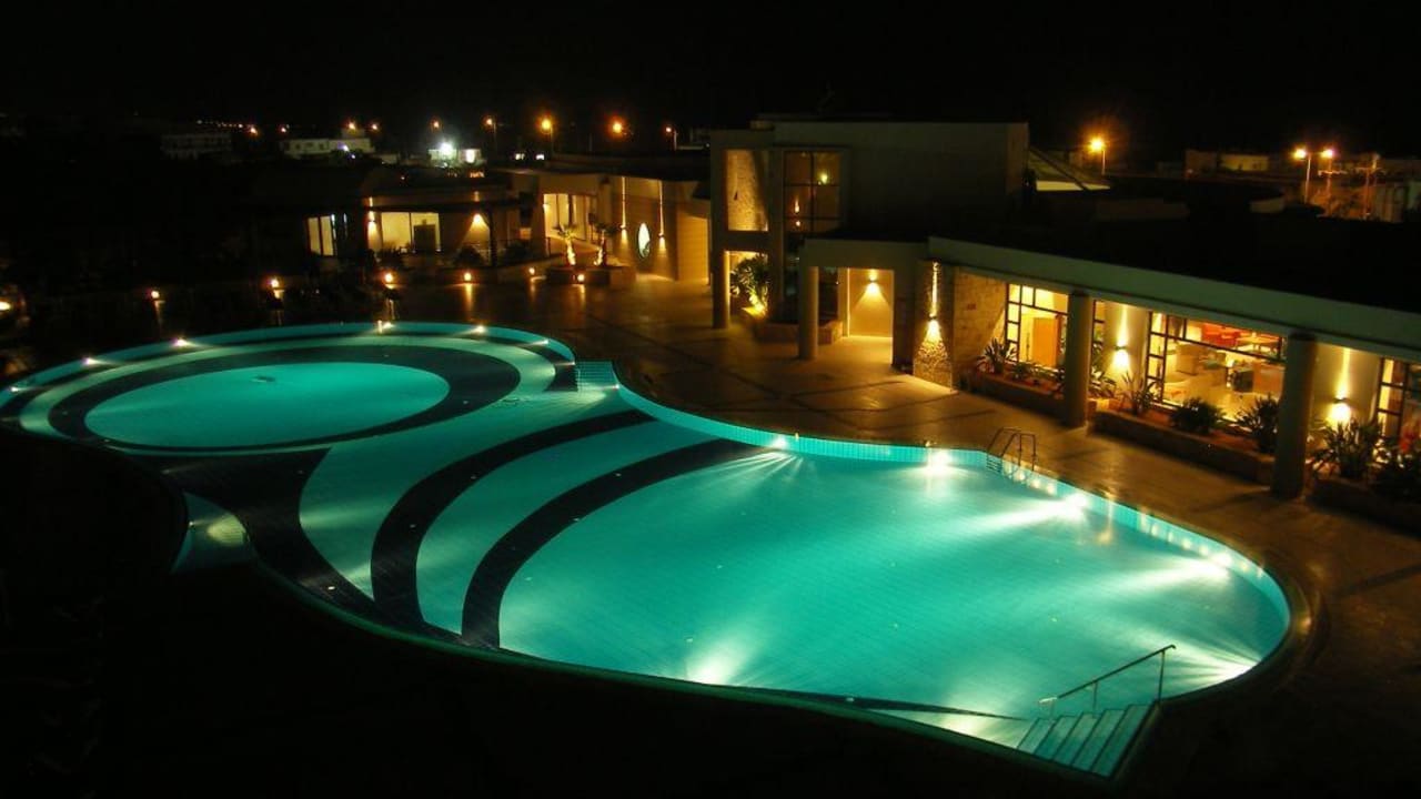 Animationspool bei Nacht mit Lobby  Grand Hotel Holiday Resort