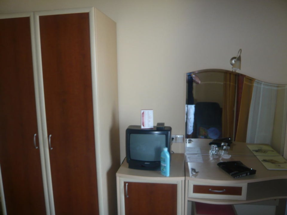 Blick vom Bett auf den TV Horus Paradise Luxury Resort & Club