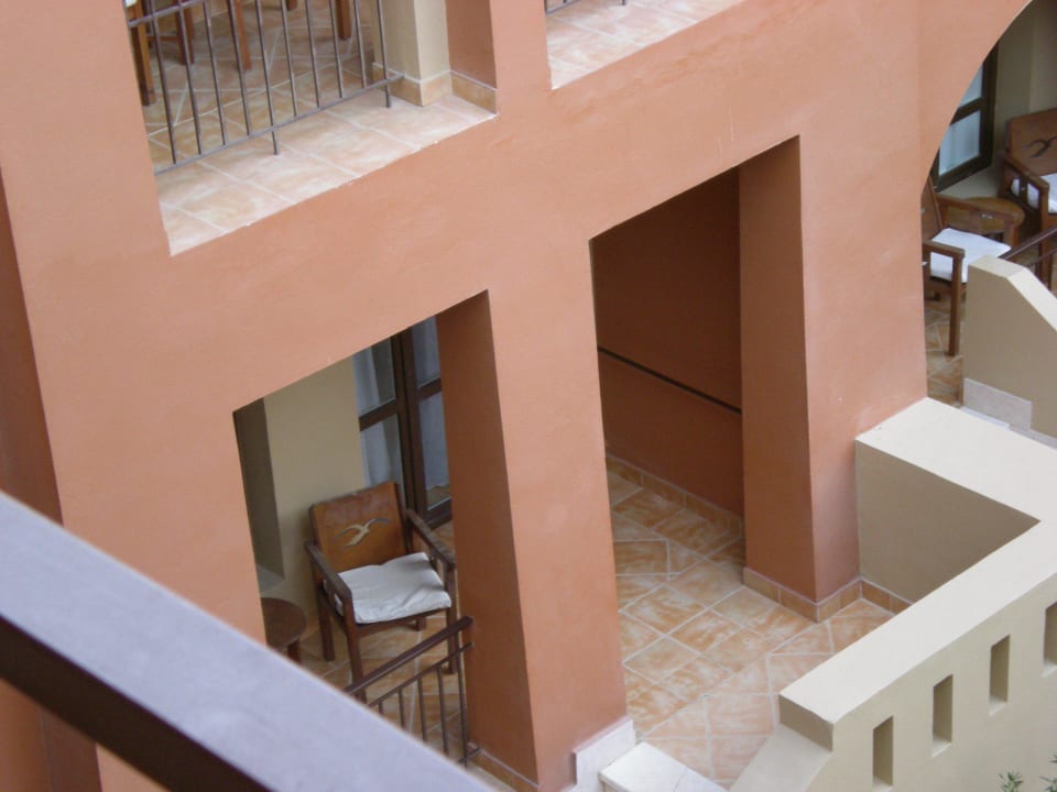 Blick auf die Terrasse im Erdgechoss zum Hotelz. Hotel Three Corners Ocean View prestige - Adults only