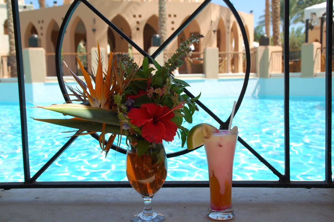 Cocktail und Blümchen zum Geburtstag Makadi Palace