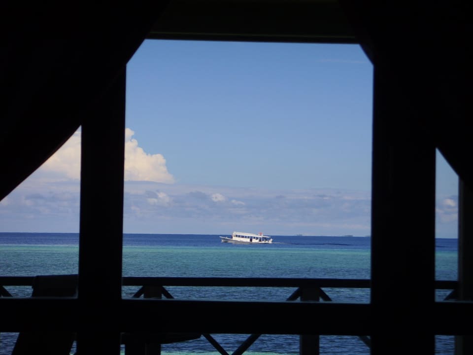 Blick vom Bett aufs Meer Kuredu Island Resort & Spa