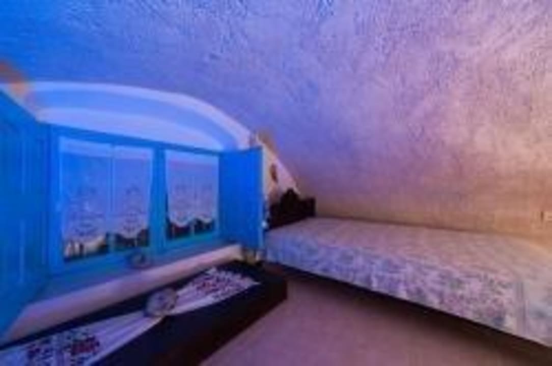 "Merovigli" metzanin bedroom Hotel Canava Santino Cave Houses