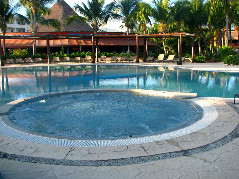 Wirlpool und Restaurant "Tortuga" Catalonia Playa Maroma