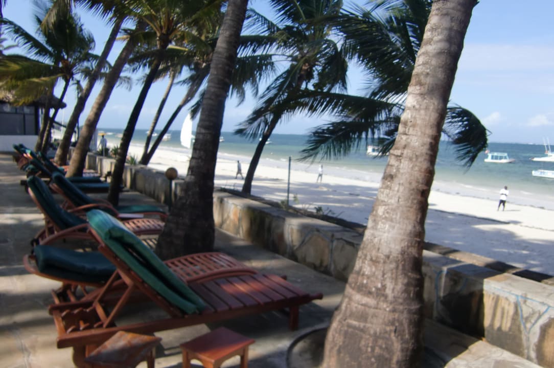 Blick von der Anlage auf Strand Travellers Beach Hotel & Club