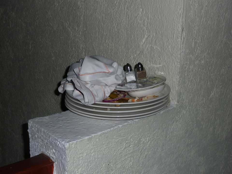 Vor den Zimmern stapelte sich das Geschirr El Dorado Royale