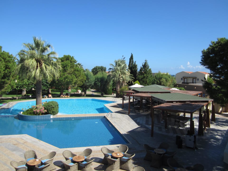 Blick vom Hauptgebäude über den Pool Richtung Meer Phãea Cretan Malia