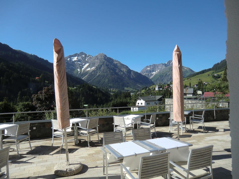 Ausblick von der Restaurantterrasse auf die Berge A-ROSA Ifen Hotel Kleinwalsertal