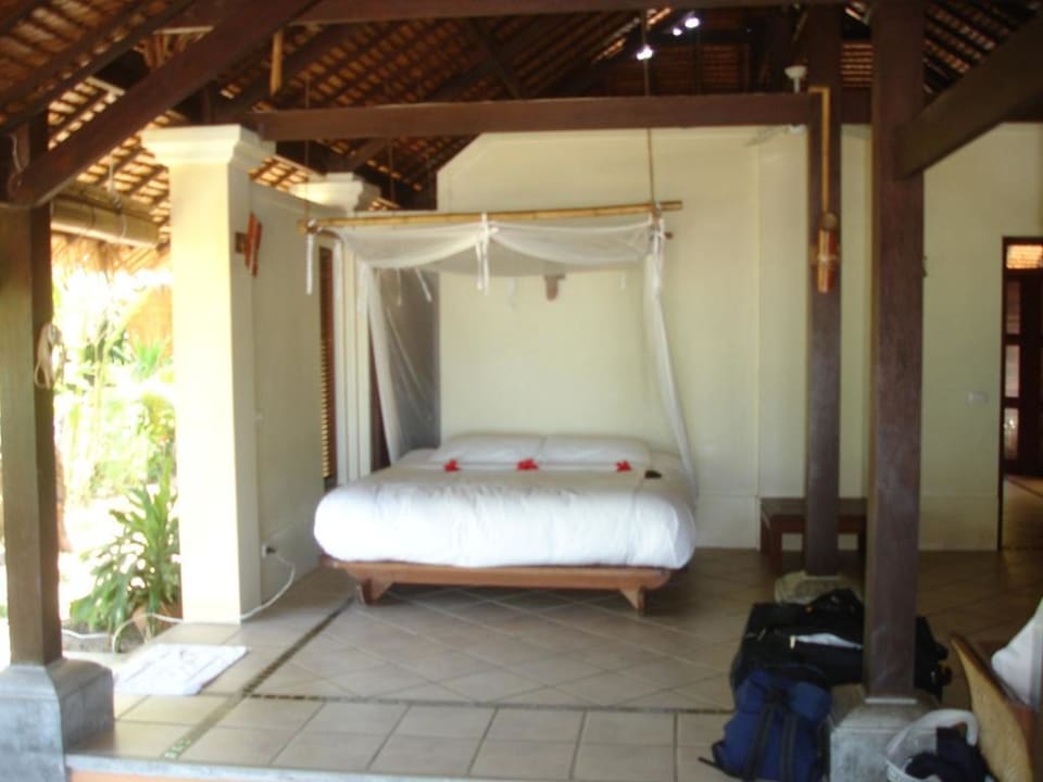 Tagesbett.Links die Eingangstür Hotel Koyao Island Resort