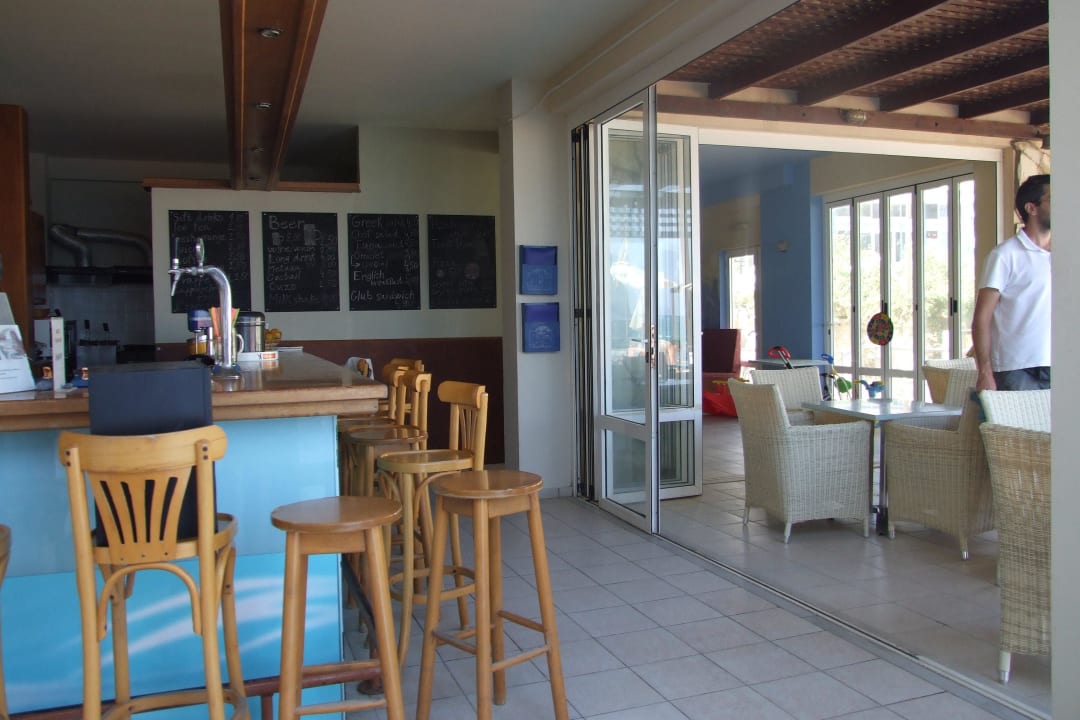 Poolbar mit Kinderspielraum im HIntergrund Hotel Stalis