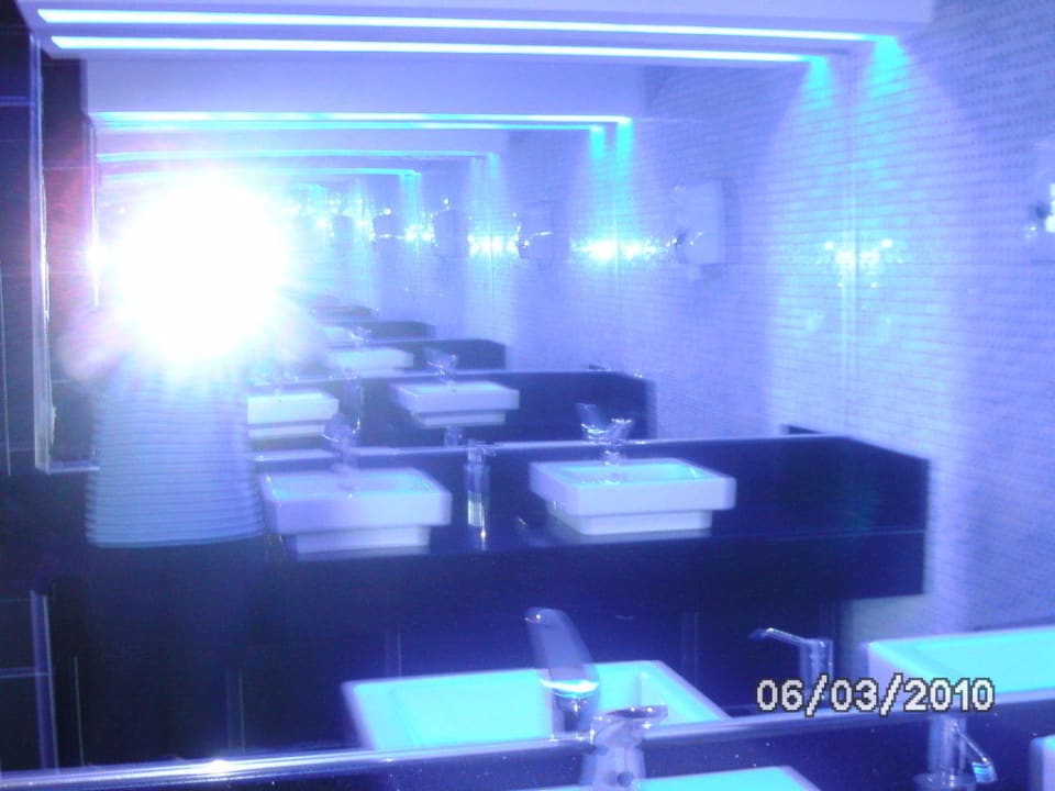 Händewaschen im blauen Licht Seaden Sea World Resort & Spa