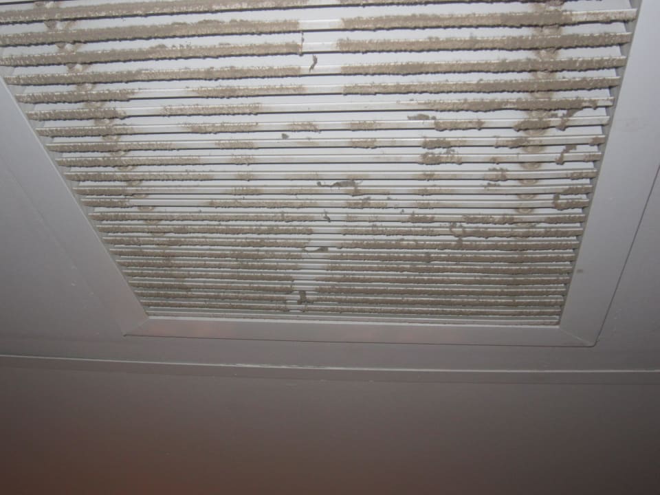 Das Lüftungsgitter der Klimaanlage Pyramisa Sunset Pearl Resort