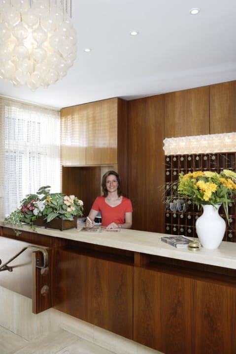 Lobby mit Empfang an der Rezeption Hotel Alpina Bad Reichenhall