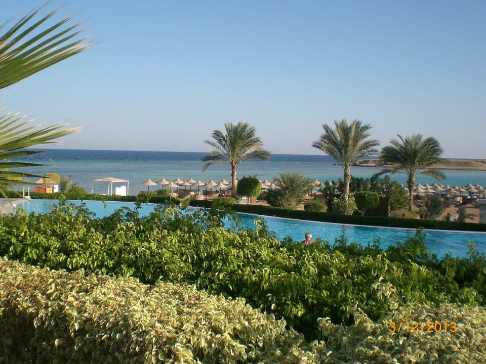 Blick über Pool zum Strand TUI MAGIC LIFE Kalawy