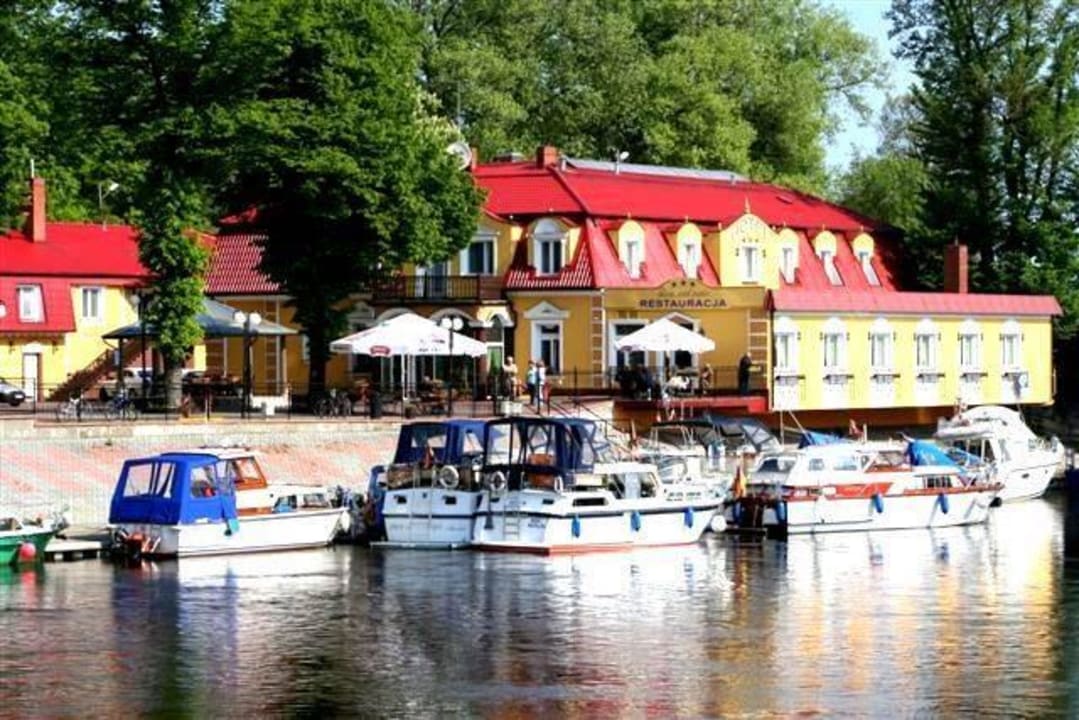 Widok przez rzekę  Hotel Dom nad Rzeką