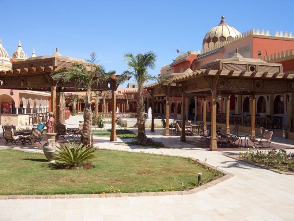 Innenhof mit den ganzen Restaurants Pickalbatros Alf Leila Wa Leila Resort - Neverland Hurghada