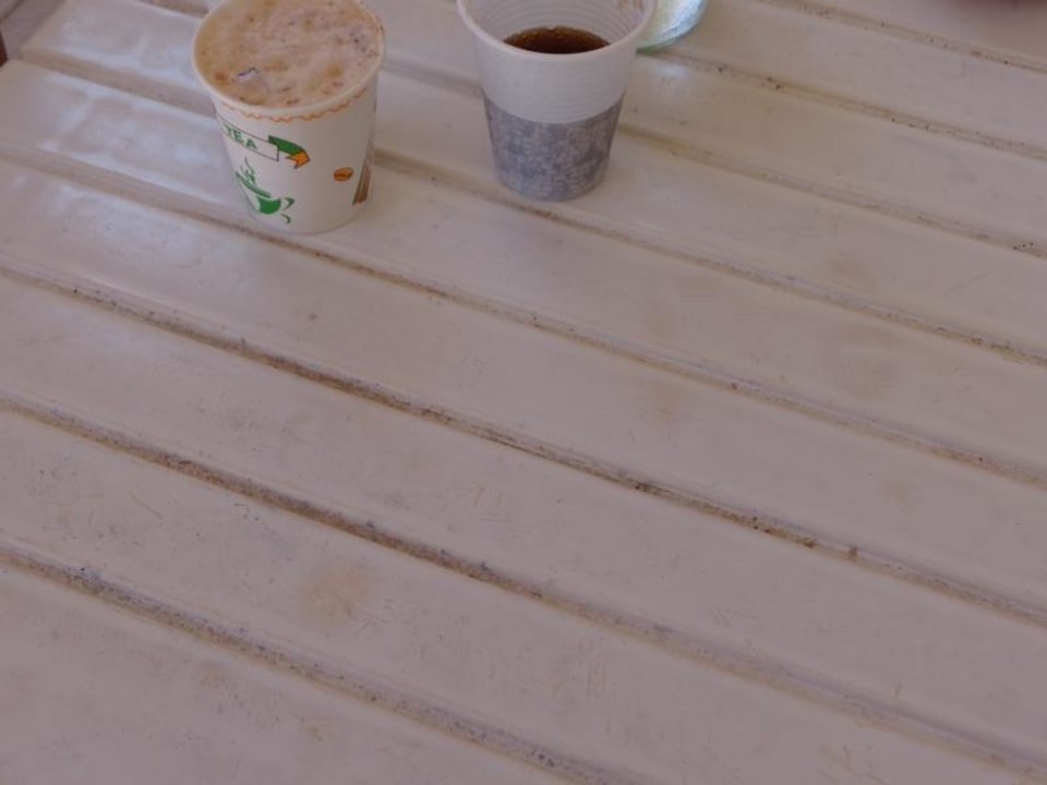 Verschmutzer Tisch in der "Poolbar" Zita Beach Resort