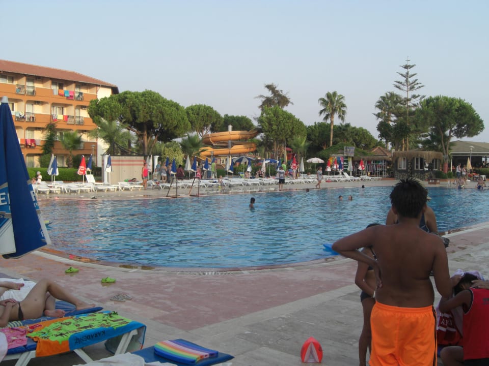 Der große Pool Club Turtas Beach Hotel