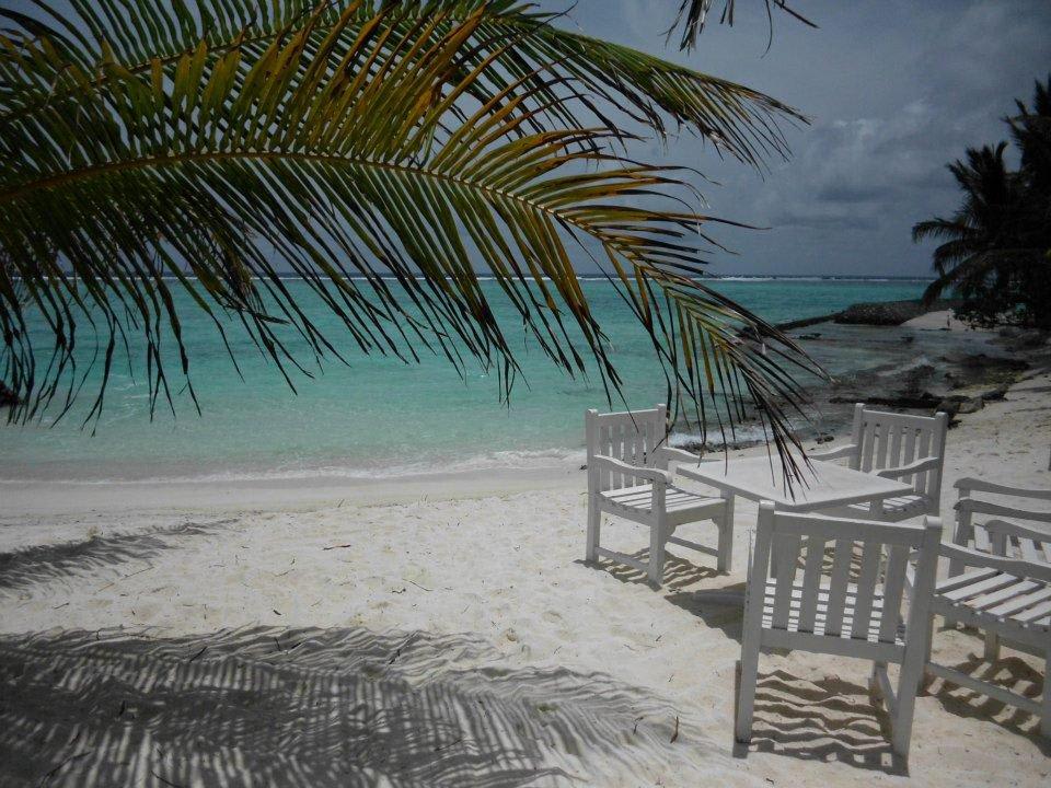 Stühle vor der alten Bar Summer Island Maldives