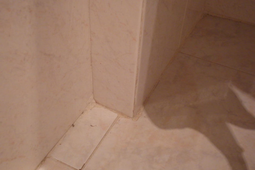 Dreck auf dem Boden im Badezimmer Iberostar Selection Santa Eulalia Ibiza