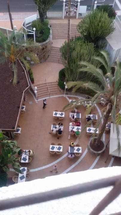 Von der Dachterrasse nach unten auf Restaurant  HL Miraflor Suites Hotel