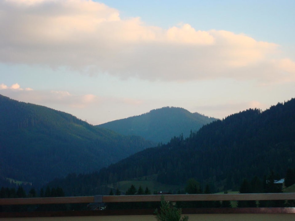 Außenansicht andere Seite Hotel Neubergerhof