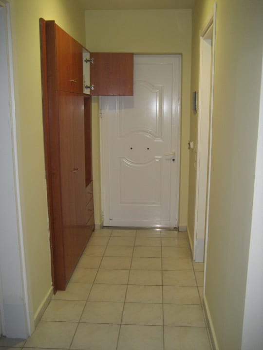 Eingang zum Zimmer mit Kleiderschrank Hotel Gaia Palace
