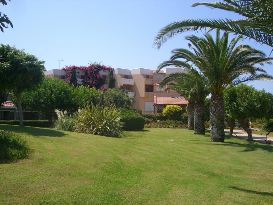 Blick auf die Gebäude mit den Hotelzimmer Anissa Beach & Village