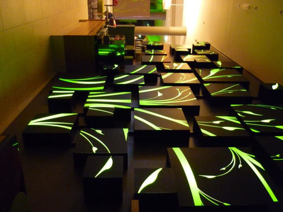 Grüne Wand-Elemente in der Lobby Courtyard by Marriott Vienna Prater/Messe