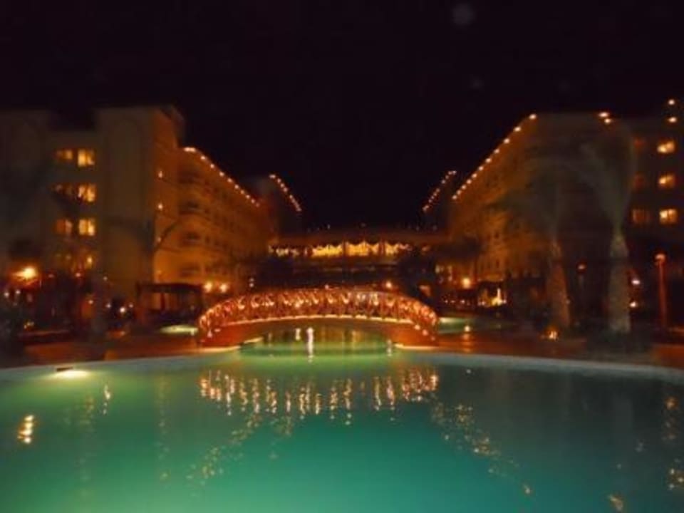 Hotel bei Nacht Riviera Aqua Park Resort