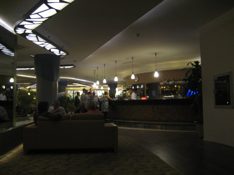 Gemütliche Bar mit Sesseln und Sofas VONRESORT Golden Coast