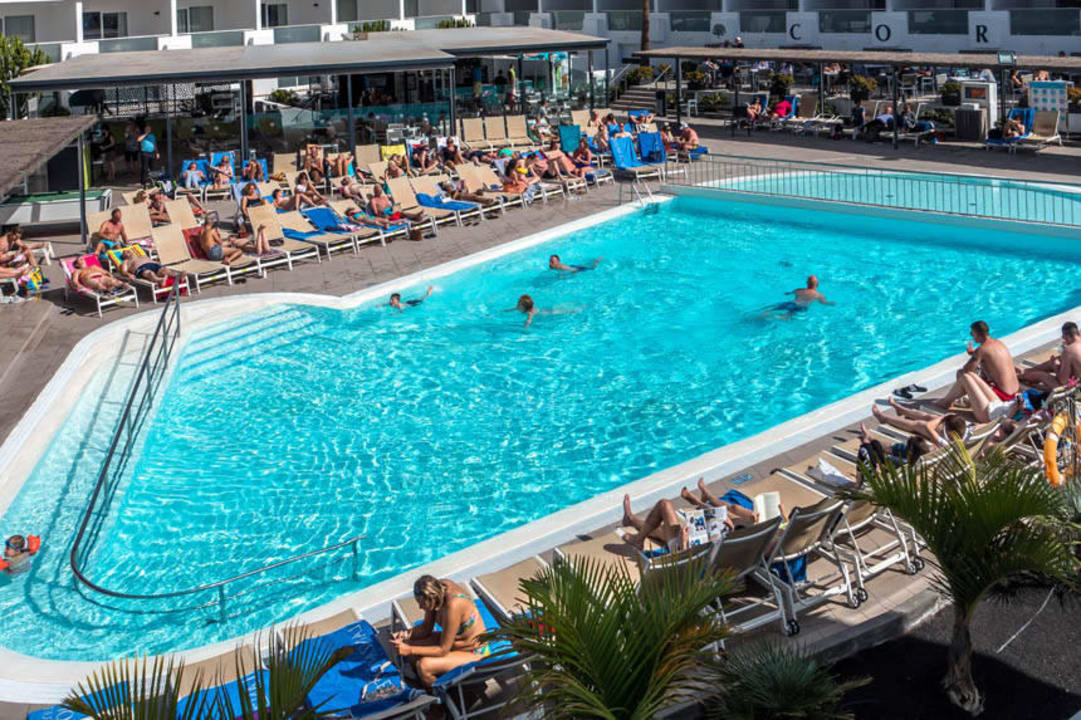 Pool an der Bar Sentido Aequora Lanzarote Suite