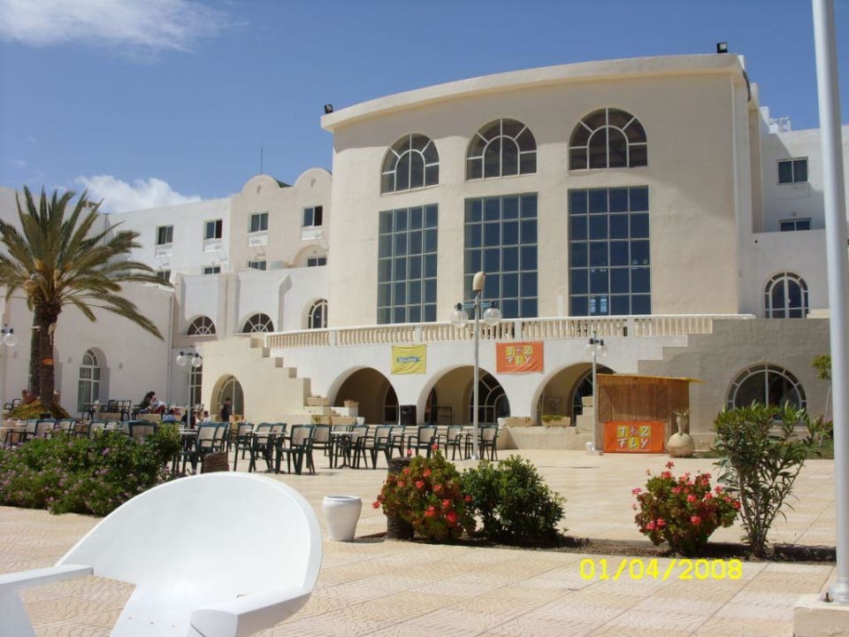 Blick vom Pool auf das Hotel Djerba Castille