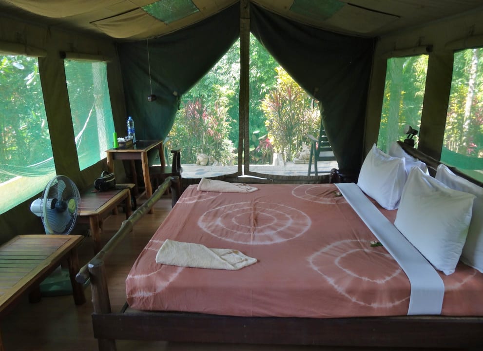 Zeltinnenraum mit Ventilator und Ablageflächen Elephant Hills