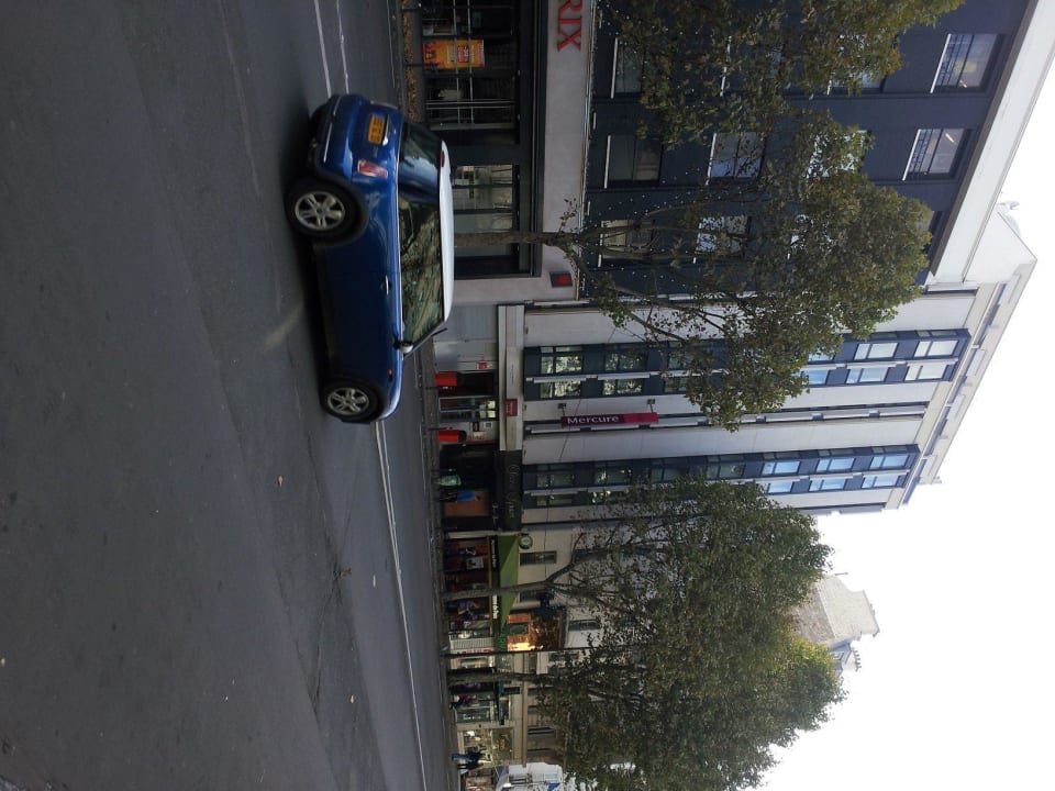 Das Hotel von der gegenüberliegenden Straßenseite Hotel Mercure Paris Arc de Triomphe Etoile
