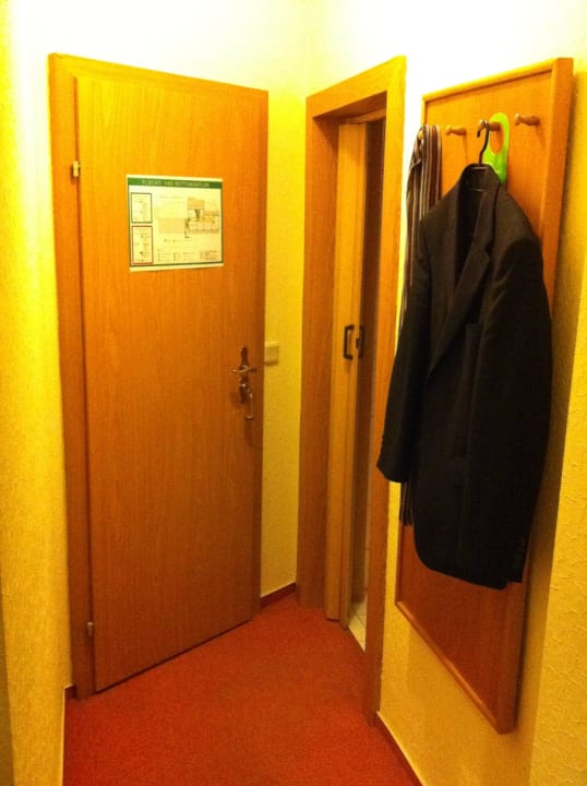 Wie komme ich aus dem Zimmer?  Hotel Am Schlossberg