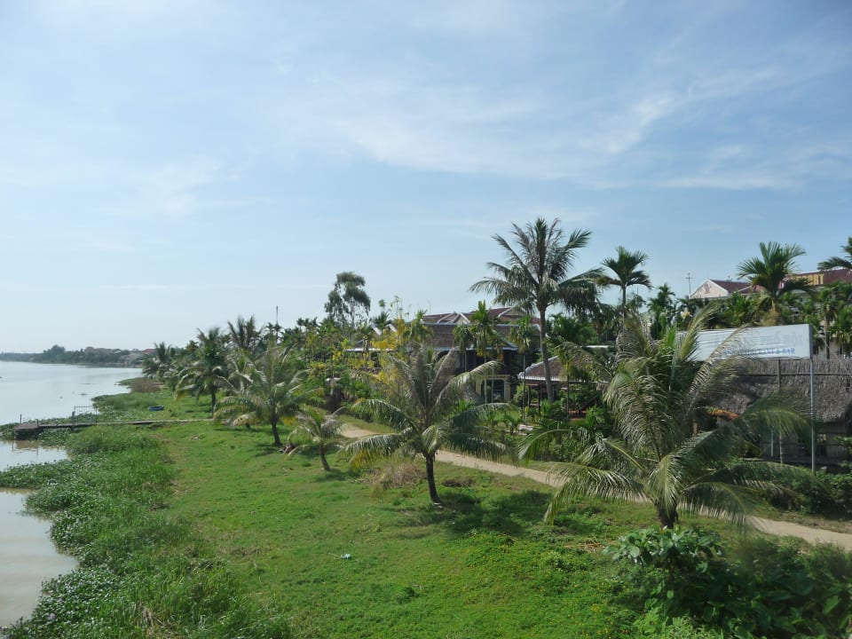 Blick auf das Hotel von der Brücke aus Hotel Pho Hoi Riverside Resort