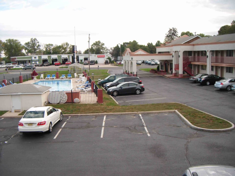 Auf Pool und Lobby (rechts) Econo Lodge Hammonton