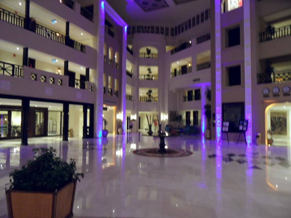 Abendbeleuchtung Lobby Steigenberger ALDAU Beach Hotel