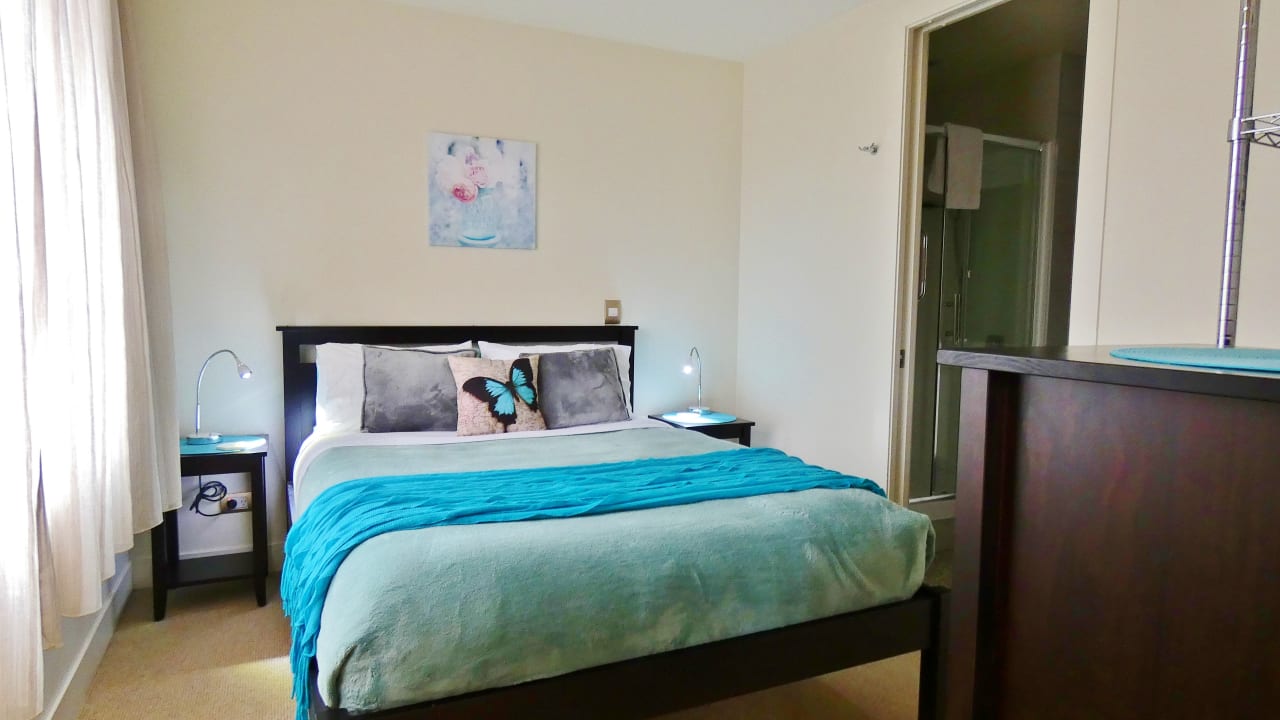 Schlafzimmer Balkonapartment Shetland Court Apartments