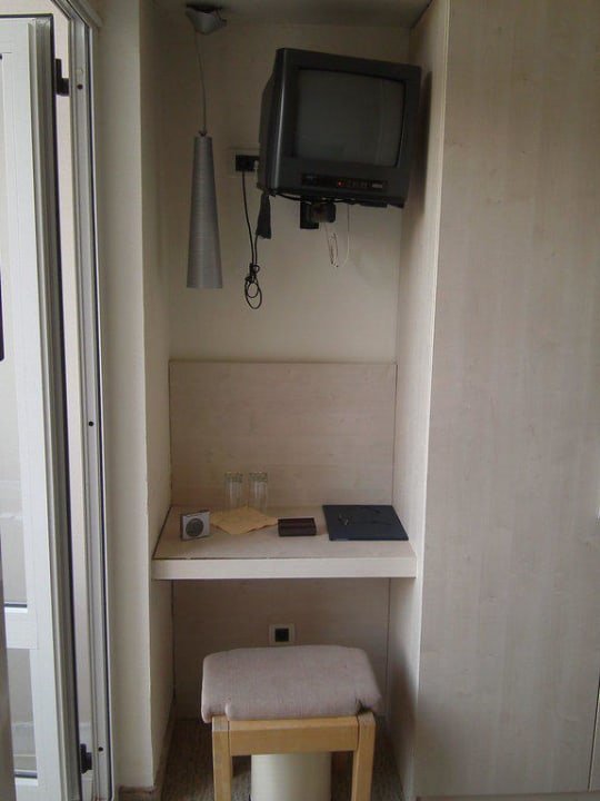 Nische mit TV und Schreibplatte Hotel Mediteran Plava Laguna