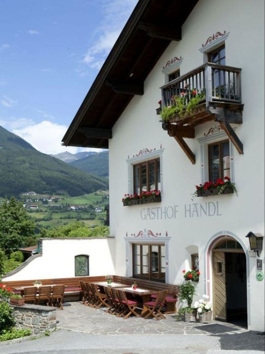 Eingang mit Sonnenterrasse Gasthof Hotel Handl