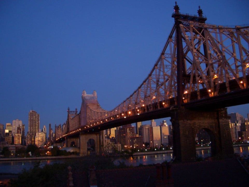 Blick auf die Queensborobridge am Abend Ravel Hotel