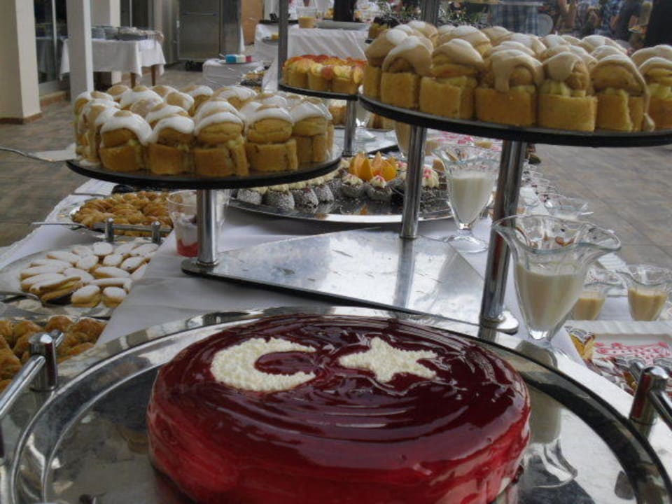 Die Desserts sind mit liebe gemacht Saturn Palace Resort Hotel