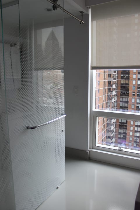 Links: Dusche & WC YOTEL New York