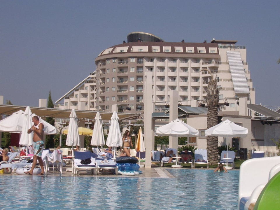 Pool mit Blick aufs Hotel Saturn Palace Resort Hotel