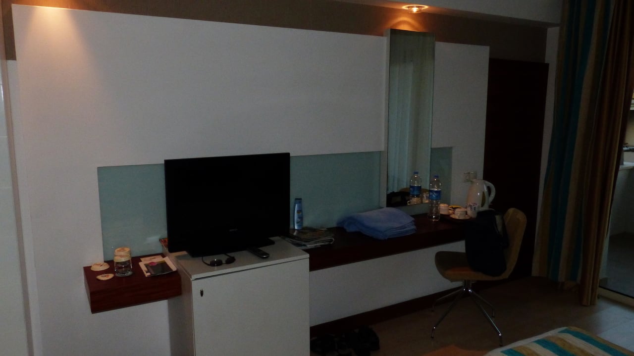 TV steht auf dem Kühlschrank Sunis Evren Beach Resort Hotel & Spa
