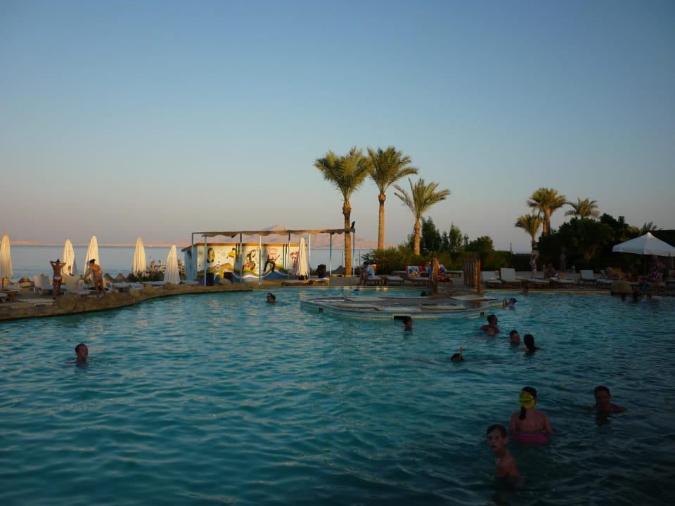 Главный бассейн Rehana Royal Beach Resort Aqua Park & Spa