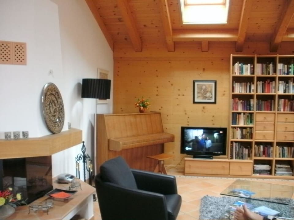 Blick auf Kamin und Klavier FeWo Chalet Heimat